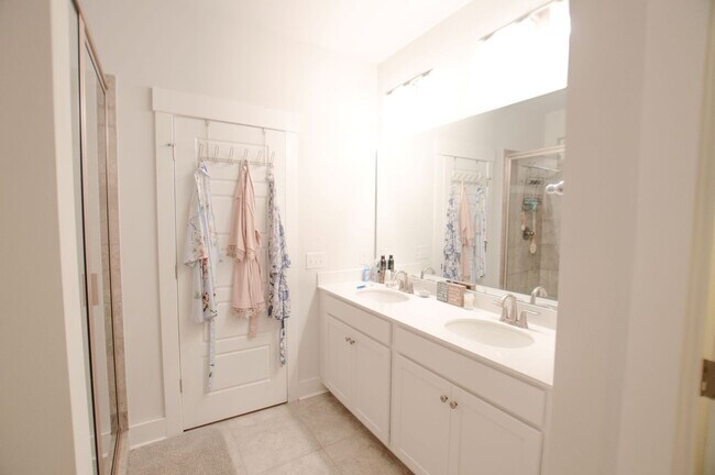 Building Photo - Charming Home in Mixson!
