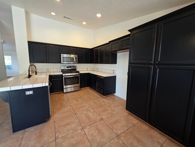 Building Photo - 4 bedroom 2 bathroom in NW Visalia!