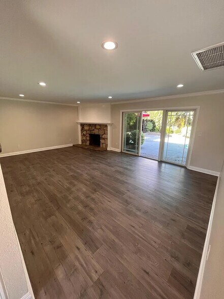 Building Photo - 8216 Glade Ave