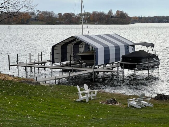 Building Photo - Stunning Lakefront Estate in Wayzata!