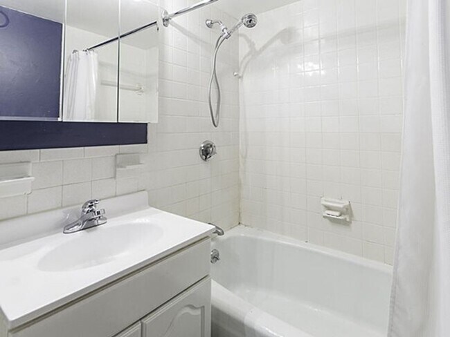 Building Photo - Spacious Studio Apartment with Stunning Vi...