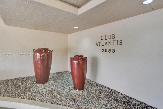 Building Photo - 2555 Collins Ave