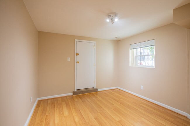 Building Photo - Lovely 1 BR/1 BA Condo in Dupont Circle!