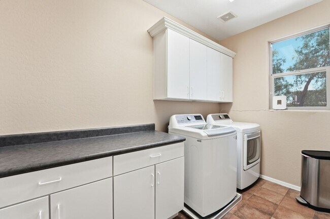 Building Photo - Spacious 3-Bedroom + Loft Home with Mountain Views in Stetson Valley