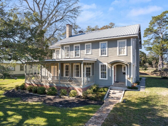 Building Photo - Enchanting 4-bedroom, 3-bathroom historica...