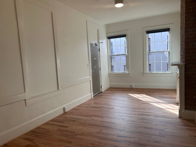 Building Photo - 1307 Main St