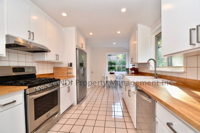 Building Photo - 3 Bedroom San Rafael home with views!