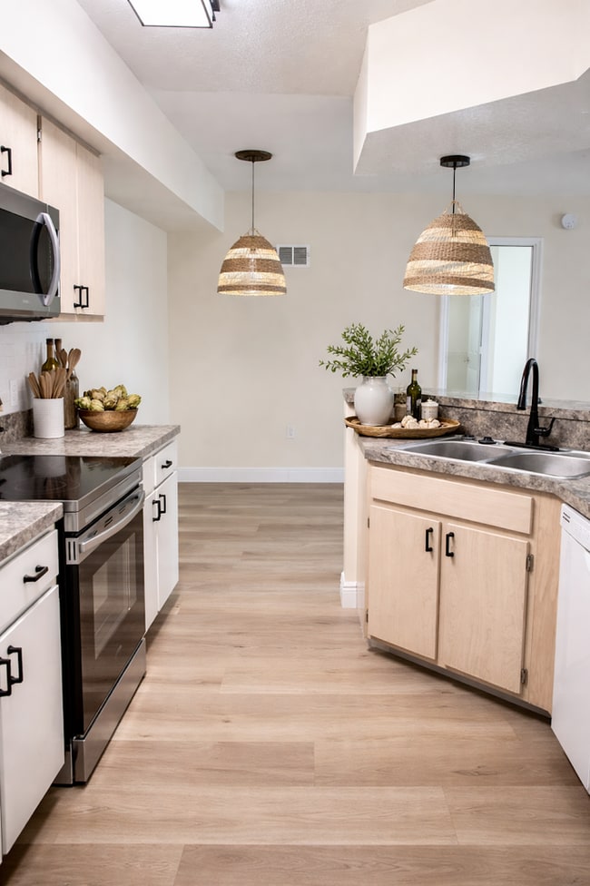 Building Photo - For Rent Beautiful  2/2 First Floor Condo at the Crest close to UCF and Valencia College !!!