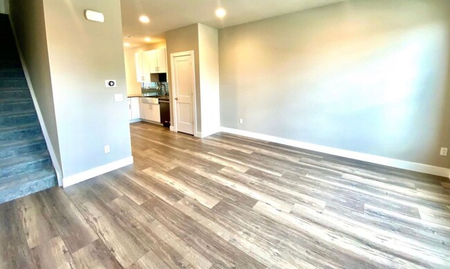 Building Photo - Sleek 3 Bedroom Townhome - Lincoln Park