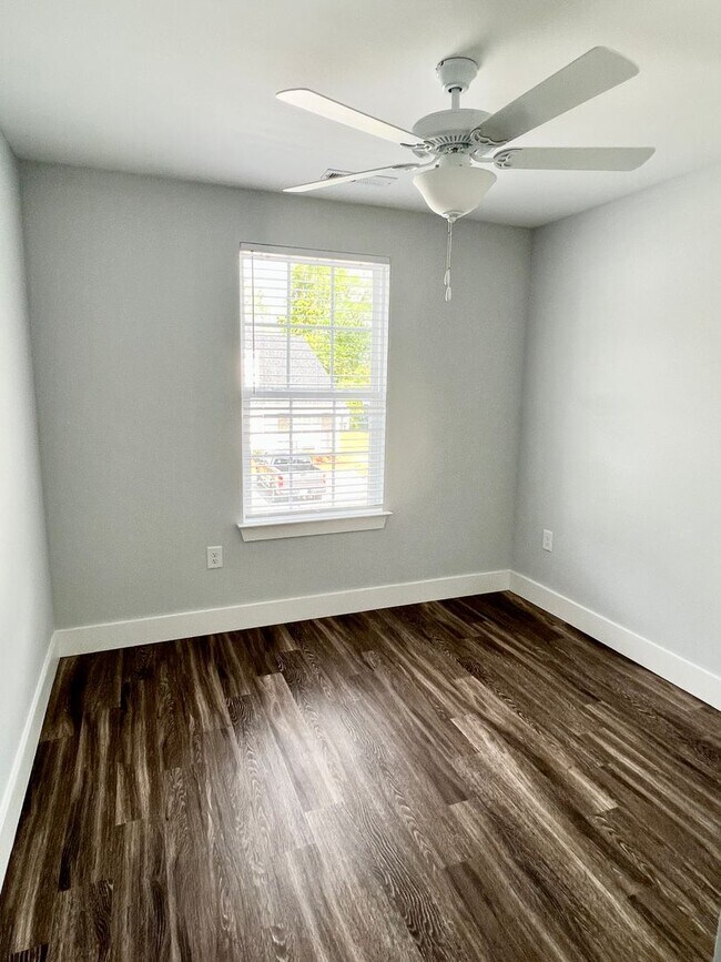 Building Photo - MOVE IN READY - FOUR Bedrooms! Master suite on both levels! Great Conway Location!