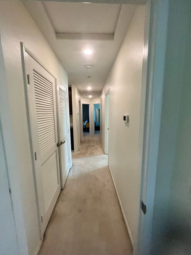 Building Photo - Spacious 4 Bed | 2-Story Townhome in Lake Pointe near Eastlake Vistas