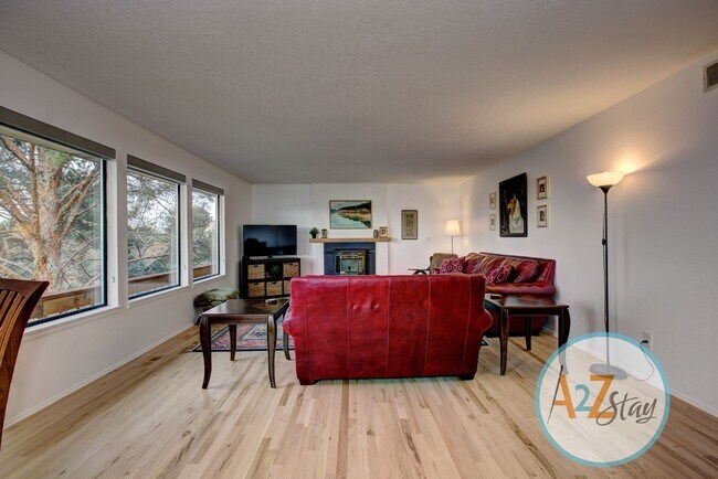 Building Photo - Executive Rental in North End Foothills