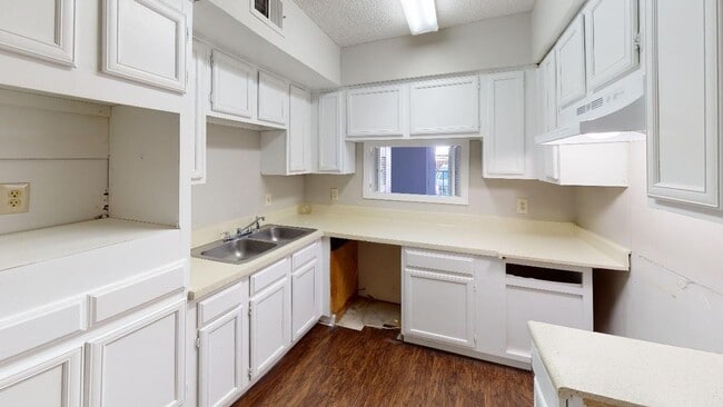 Building Photo - Two story townhouse style unit! Bedroom on...