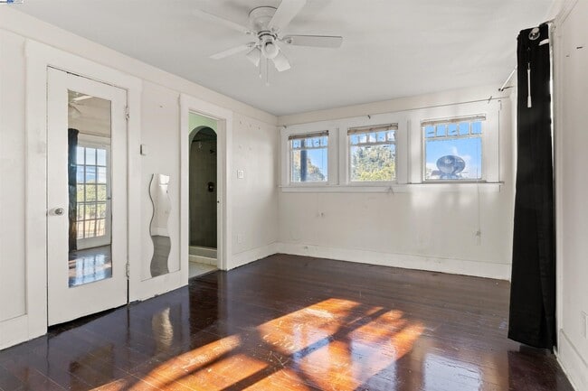 Building Photo - 2081 Oakwood Dr