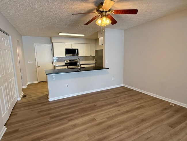 Building Photo - GOLDENVALLEY_390