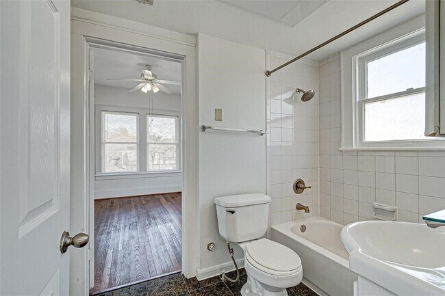 Building Photo - 1024 Heights Blvd