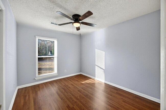 Building Photo - 112 Pipestone Dr