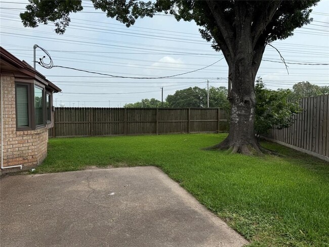 Building Photo - 702 Omega Cir