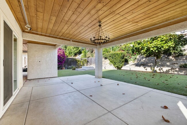 Building Photo - 3 Bedroom 2 Bathroom home available DECEMB...