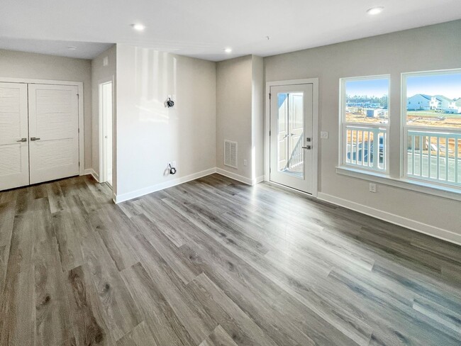 Building Photo - $200 OFF FIRST MONTH'S RENT! Luxury 2 Bedr...