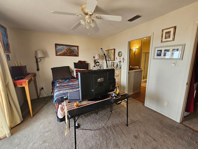 Building Photo - Unique location, breathtaking views, wonde...