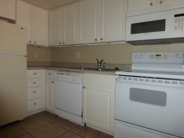 Building Photo - 700 W University Dr