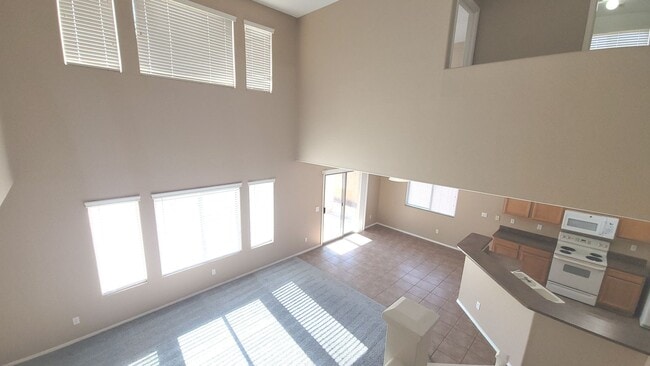 Building Photo - 5 Bedroom Home