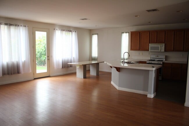 Building Photo - Spacious 5-Bedroom Home in Sought-After Vi...