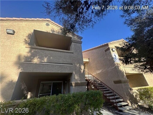 Building Photo - FANTASTIC 1ST FLOOR UNIT IN GATED COMMUNITY-NW!!