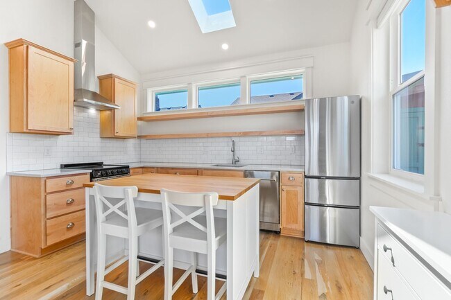 Building Photo - 4030 SE 62nd Ave