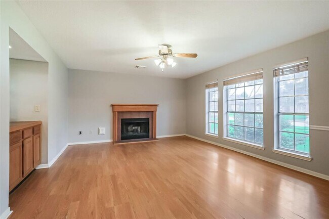 Building Photo - 10218 Hedge Way Dr