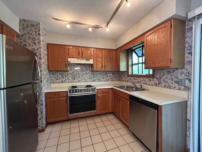 Building Photo - Charming 2BR Condo – Move-In Ready!