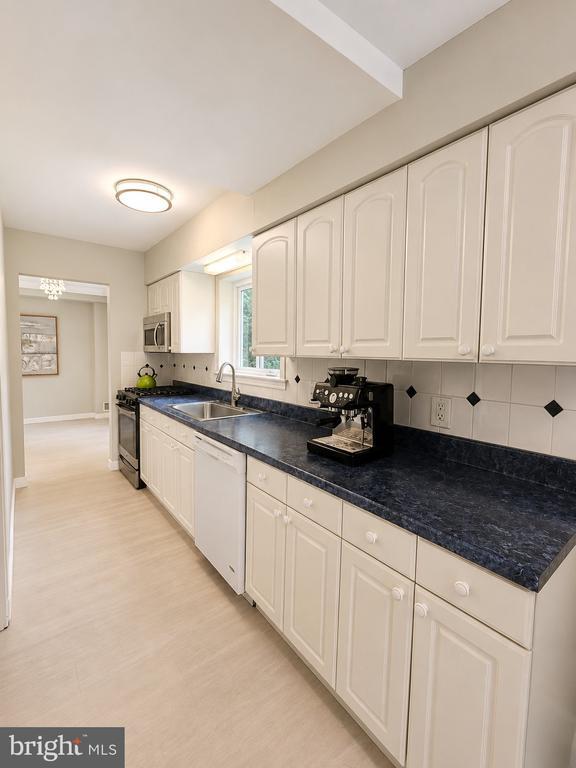 Building Photo - 8913 Cromwell Dr