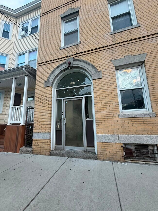 Building Photo - 128 Shawmut St