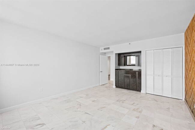 Building Photo - 2 br, 2.5 bath Condo - 10205 Collins Ave A...