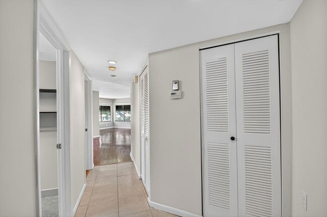 Building Photo - 5040 Rose Hill Dr