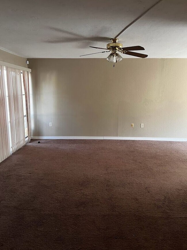 Building Photo - Spacious 1,226 SF Unit - 2 bd / 2 ba near ...