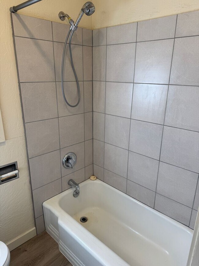 Building Photo - Freshly updated 2 bed, 1 bath house in Lowell