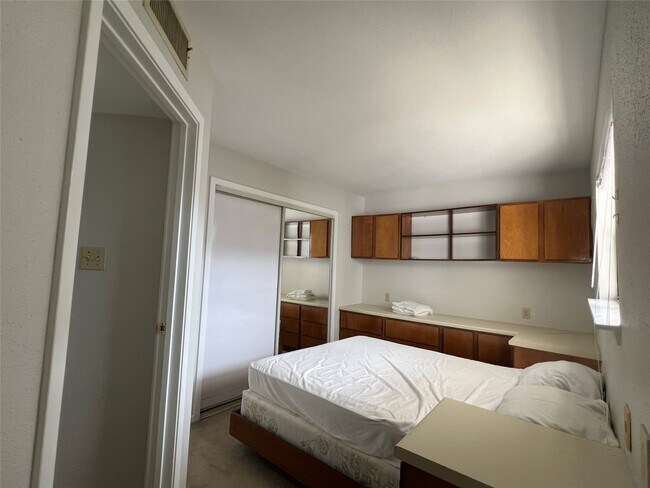 Building Photo - 7901 Cambridge St