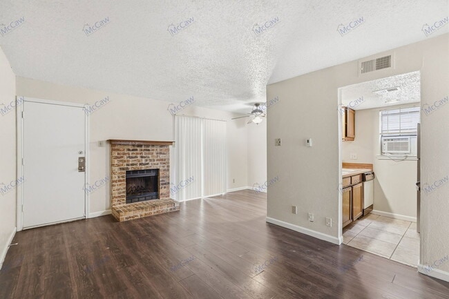 Building Photo - 9520 Royal Ln