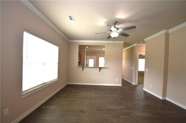 Building Photo - 463 Red Robin St