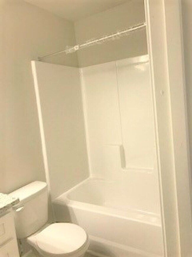 Building Photo - 3 Bedroom Townhome in Jonesboro!