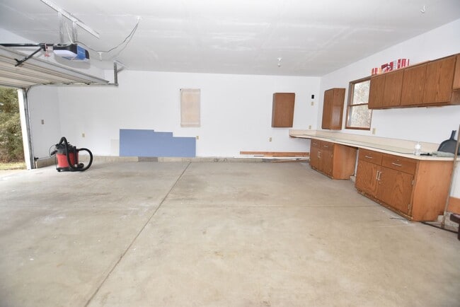 Building Photo - Mishawaka- 3 bedroom Country living near the Main Street Shopping and Edison Lakes business distr...