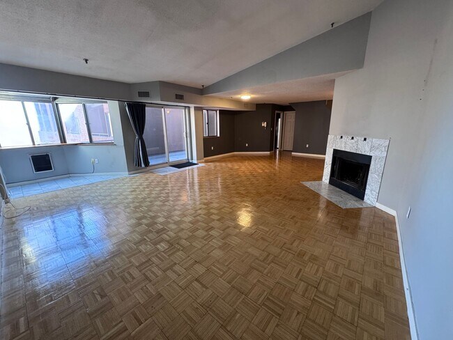 Building Photo - Charming 2 Bedroom