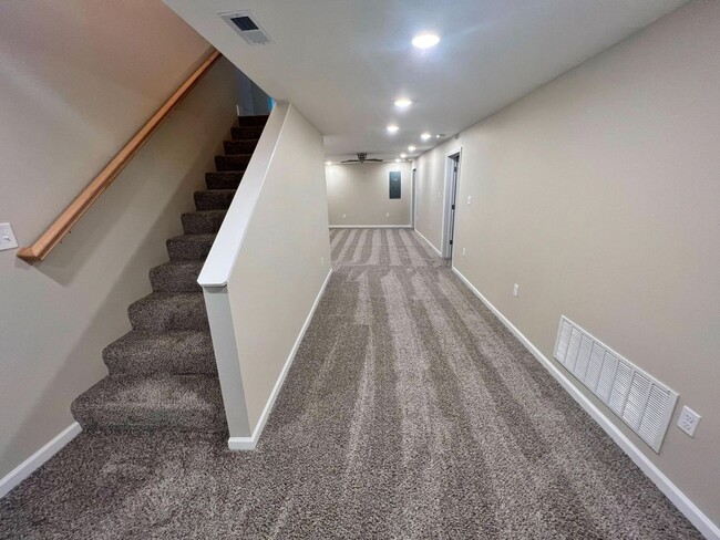 Building Photo - Great 4 Bed 3 Bath House In Parkade!