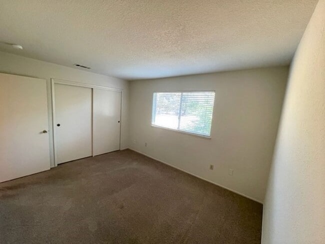 Building Photo - Spacious Orangevale condo that is clean, quite, and private.
