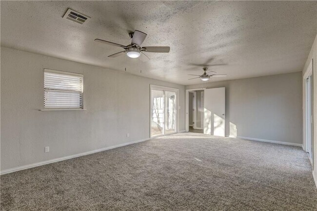 Building Photo - 3035 SE 20th St