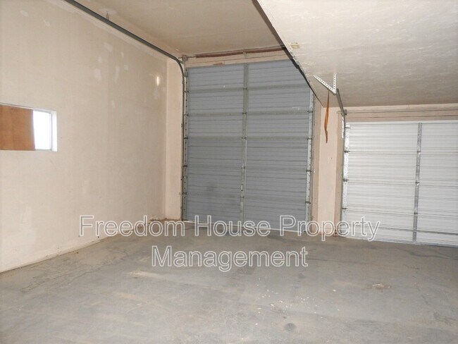 Building Photo - 2220 W Bell Vista Ave