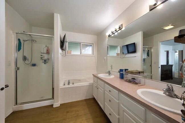 Building Photo - Adorable 3 bed 2 bath Meridian home just o...