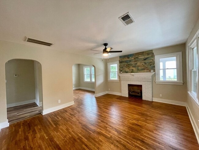 Building Photo - Section 8 Approved 3bedroom 1 Bath